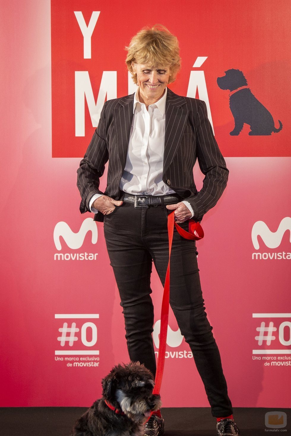 Mercedes Milá mira con complicidad a su perro Scott