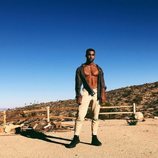 Lucien Laviscount, posando muy sexy y sin camiseta en el desierto