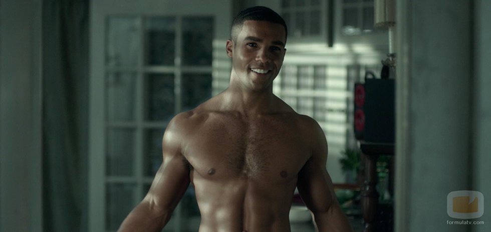 El actor Lucien Laviscount, semidesnudo en "Nunca digas su nombre"