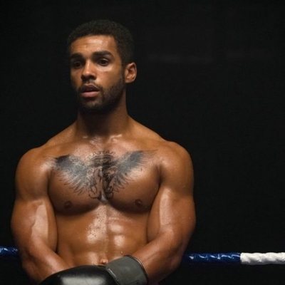 Lucien Laviscount boxeando sin camiseta en la serie 'Snatch'