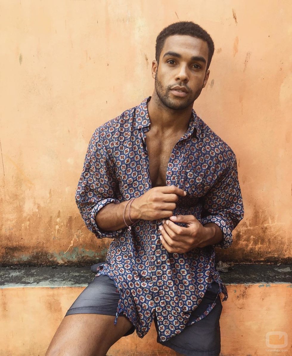 El actor Lucien Laviscount, posando muy sexy