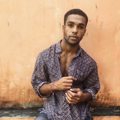 El actor Lucien Laviscount, posando muy sexy