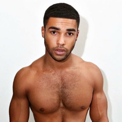 Lucien Laviscount posando sin camiseta y enseñando su ropa interior