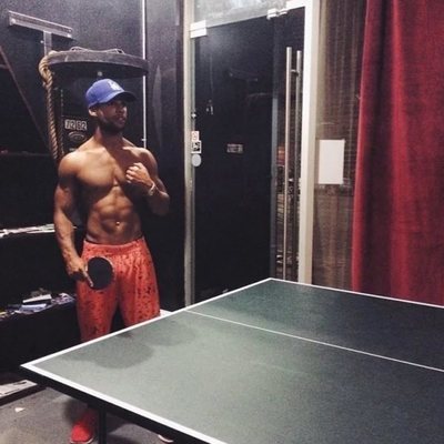 El sexy actor Lucien Laviscount jugando al ping pong sin camiseta