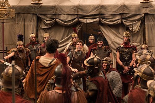 Manio se ve rodeado por un grupo de romanos en 'Justo antes de Cristo'
