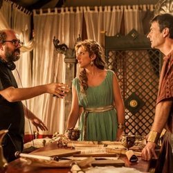 El director Borja Cobeaga da indicaciones en el rodaje de 'Justo antes de Cristo'