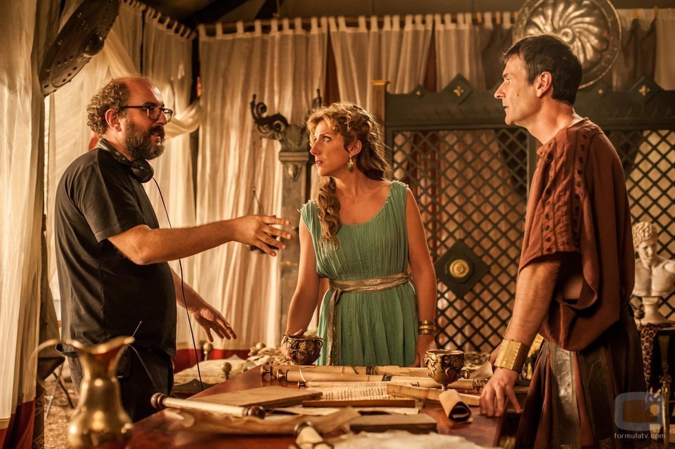 El director Borja Cobeaga da indicaciones en el rodaje de 'Justo antes de Cristo'