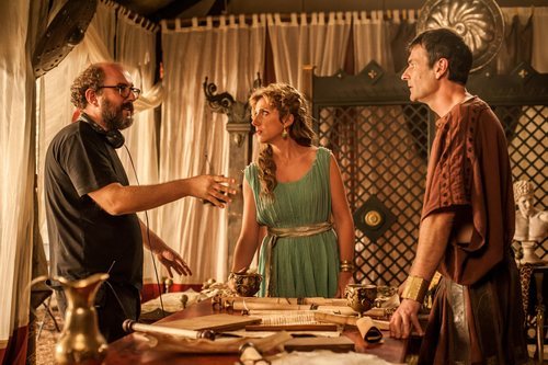 El director Borja Cobeaga da indicaciones en el rodaje de 'Justo antes de Cristo'