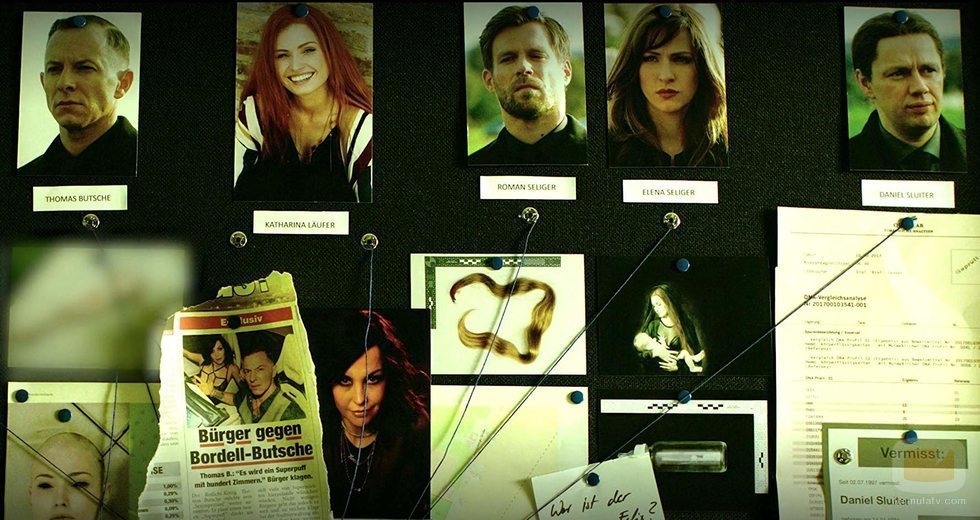 Fotograma de la serie 'El perfume', con los sospechosos