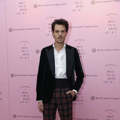 Juan Avellaneda posa en el Solidarity XMas Tree