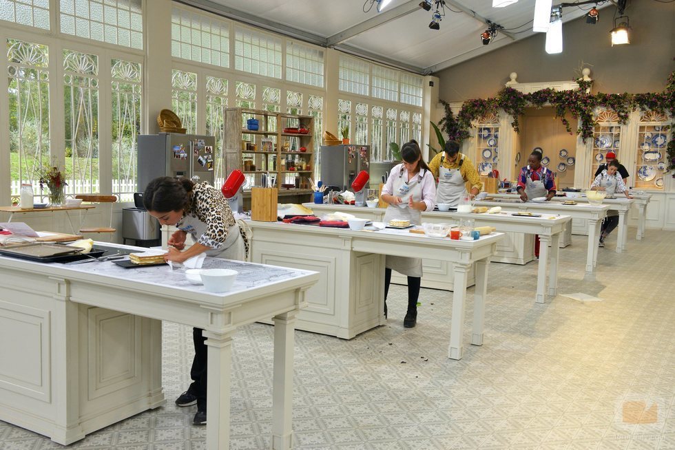Los concursantes de 'Bake Off España' preparan un milhojas