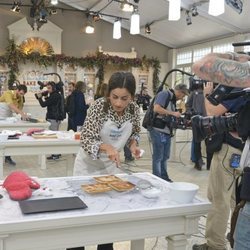 Steffana prepara una base de bizcocho en 'Bake Off España'