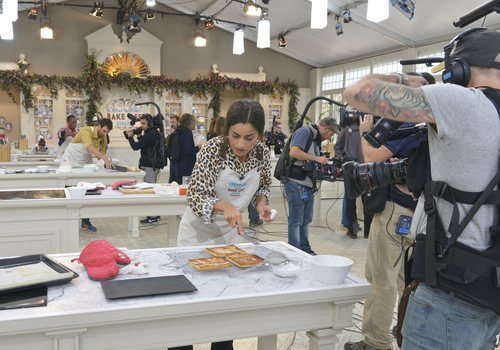 Steffana prepara una base de bizcocho en 'Bake Off España'