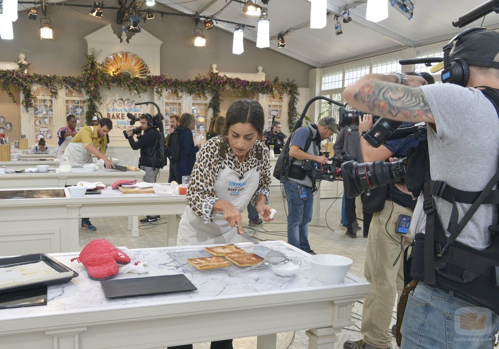 Steffana prepara una base de bizcocho en 'Bake Off España'