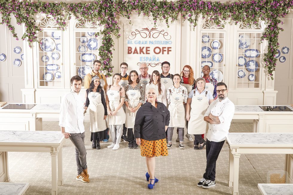 El jurado junto a los concursantes de 'Bake Off España'
