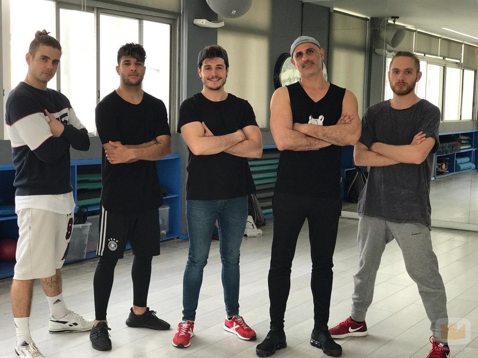 Miki Núñez junto a los bailarines de su postal de Eurovisión 2019