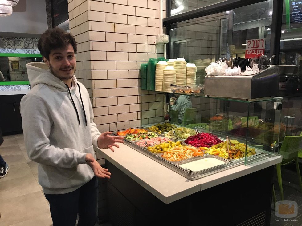 Miki Núñez prueba la comida tradicional de Israel
