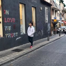 Miki Núñez paseando por las calles de Israel