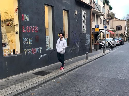 Miki Núñez paseando por las calles de Israel