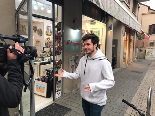 Miki Núñez frente a una tienda de interiorismo en Israel