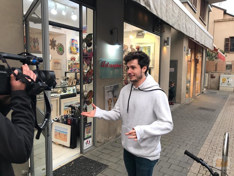 Miki Núñez frente a una tienda de interiorismo en Israel