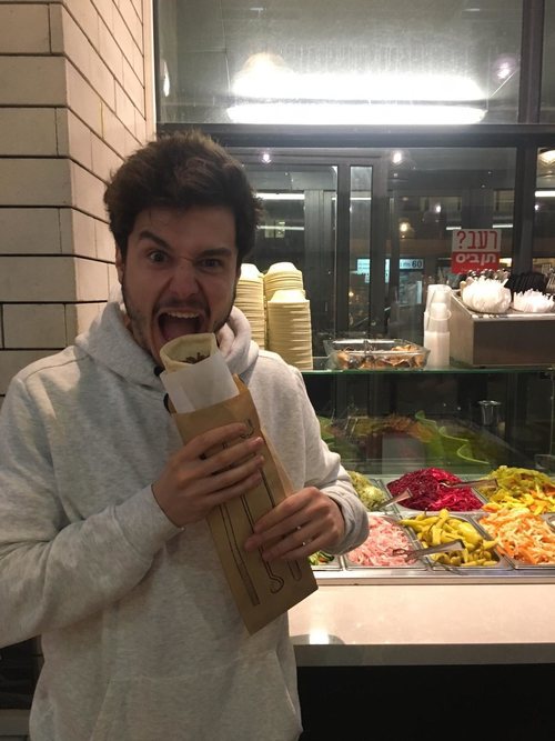 Miki Núñez, representante de España en Eurovisión, en un restaurante en Israel