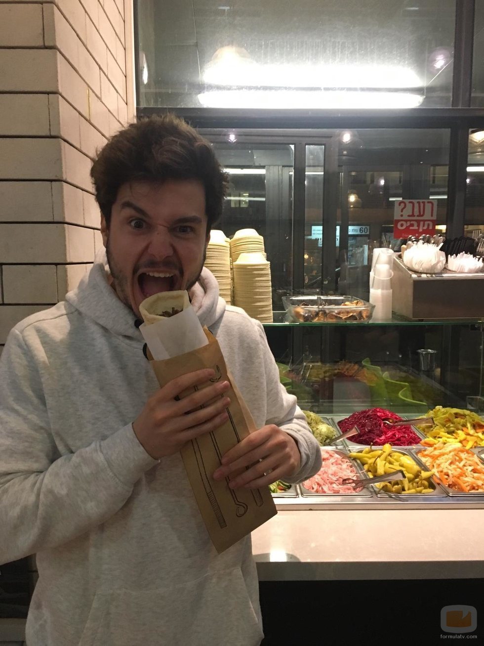 Miki Núñez, representante de España en Eurovisión, en un restaurante en Israel