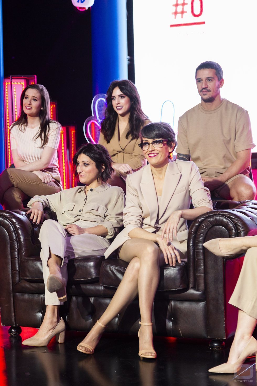 Varios colaboradores con Thais Villas durante la rueda de prensa de 'Las que faltaban'