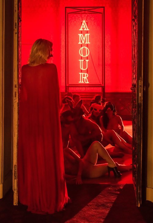 Una elegante orgía desatándose en 'Instinto'