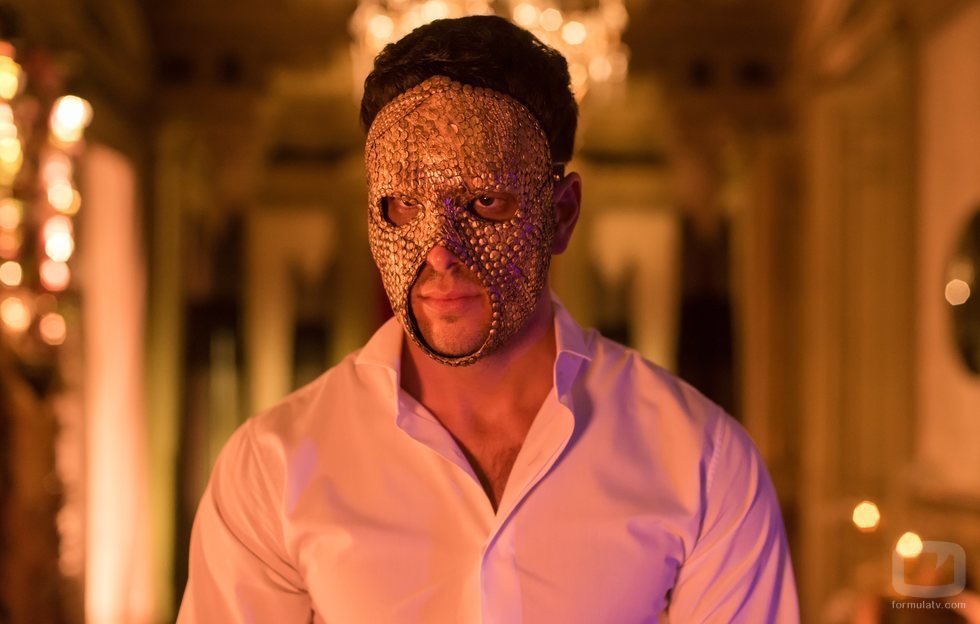 Mario Casas, enmascarado y pasional como Marco de 'Instinto'