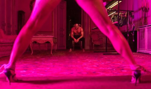 Marco Mur, taciturno ante una de sus parejas en el club sexual de 'Instinto'