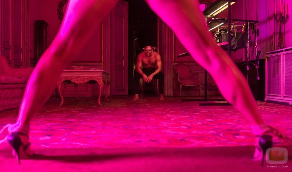 Marco Mur, taciturno ante una de sus parejas en el club sexual de 'Instinto'