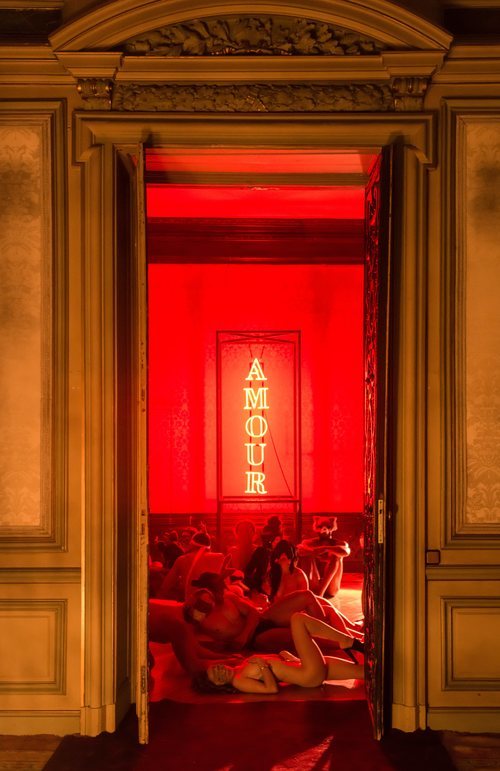 Una multitudinaria orgía tiene lugar en una escena de 'Instinto'