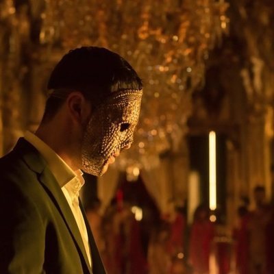 Marco Mur, enmascarado en uno de los encuentros del club secreto de 'Instinto'