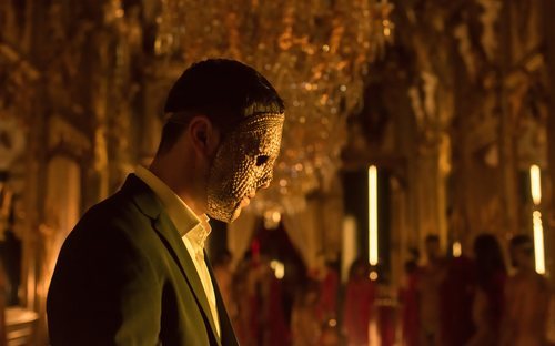 Marco Mur, enmascarado en uno de los encuentros del club secreto de 'Instinto'