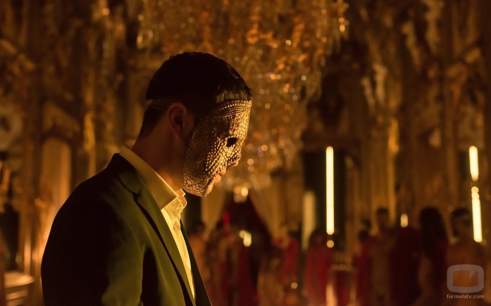Marco Mur, enmascarado en uno de los encuentros del club secreto de 'Instinto'