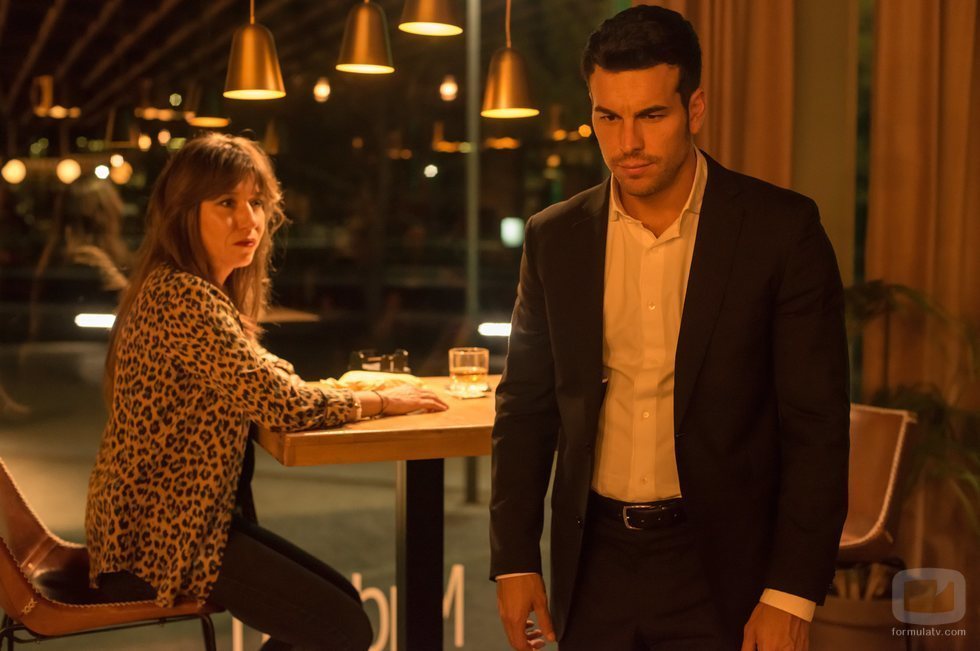 Lola Dueñas y Mario Casas en 'Instinto'