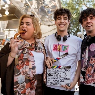 Brays Efe junto a los Javis en el rodaje de la tercera temporada de 'Paquita Salas'
