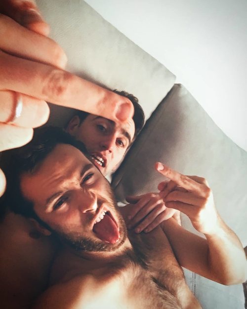 Àlex Monner y Ricardo Gómez, la pareja gay de 'Vivir sin permiso'