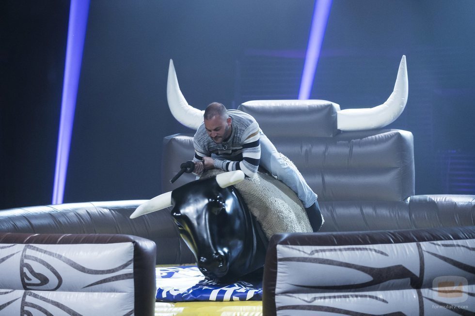 Antonio Tejado subido en el toro mecánico en la Gala 10 de 'GH Dúo'