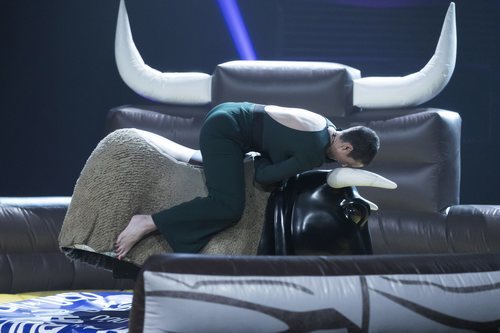 María Jesus agarrada al toro mecánico en la Gala 10 de 'GH Dúo'
