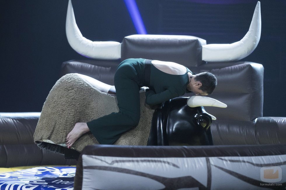 María Jesus agarrada al toro mecánico en la Gala 10 de 'GH Dúo'