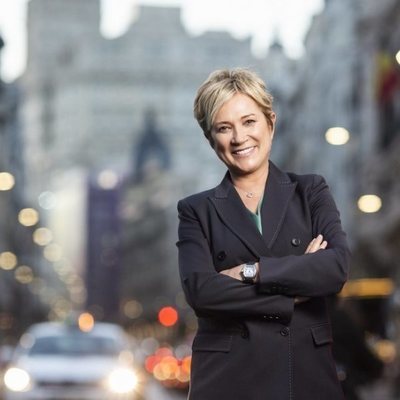 Posado de Inés Ballester, presentadora de 'Está pasando' en Telemadrid
