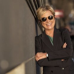 Inés Ballester, presentadora de 'Está pasando' en Telemadrid con gafas de sol