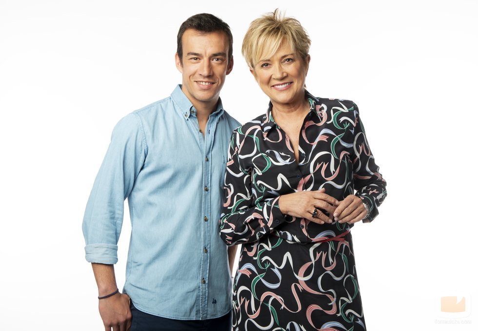 José Luis Vidal e Inés Ballester, presentadores de 'Está pasando' en Telemadrid