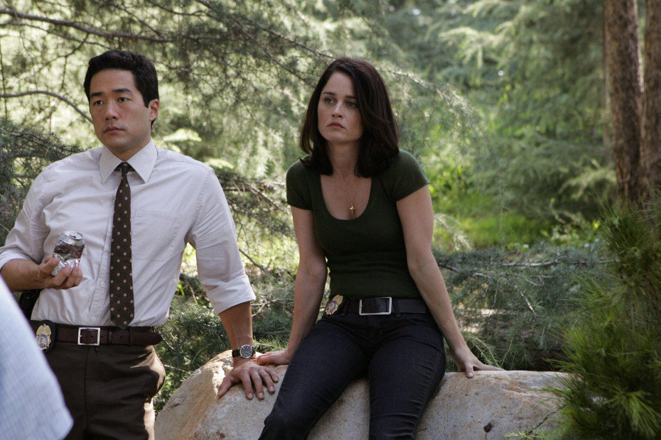 Robin Tunney y Tim Kang en 'El mentalista'
