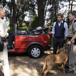 Patrick Jane con el sherif en 'El mentalista'