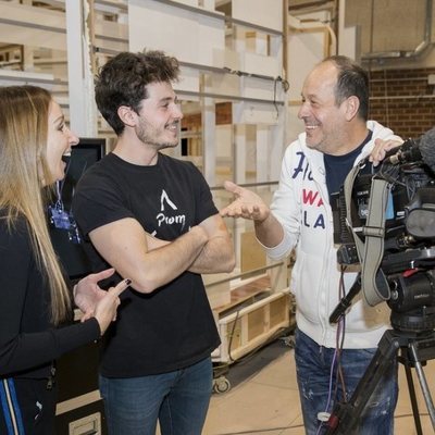 Mamen Márquez junto a Miki Núñez y Fokas Evagelinos en los ensayos de 'La venda' para Eurovisión 2019