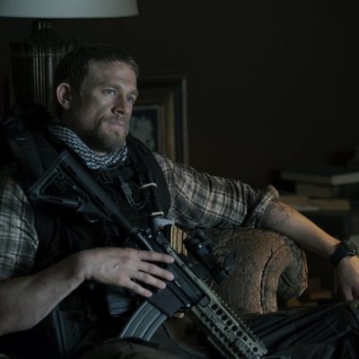 Charlie Hunnam como Ironhead en 'Triple Frontera'