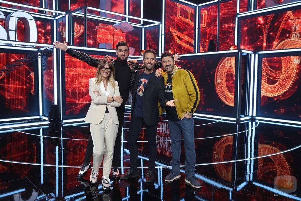 Roberto Leal junto al jurado de la gala 2 de 'La mejor canción jamás cantada'